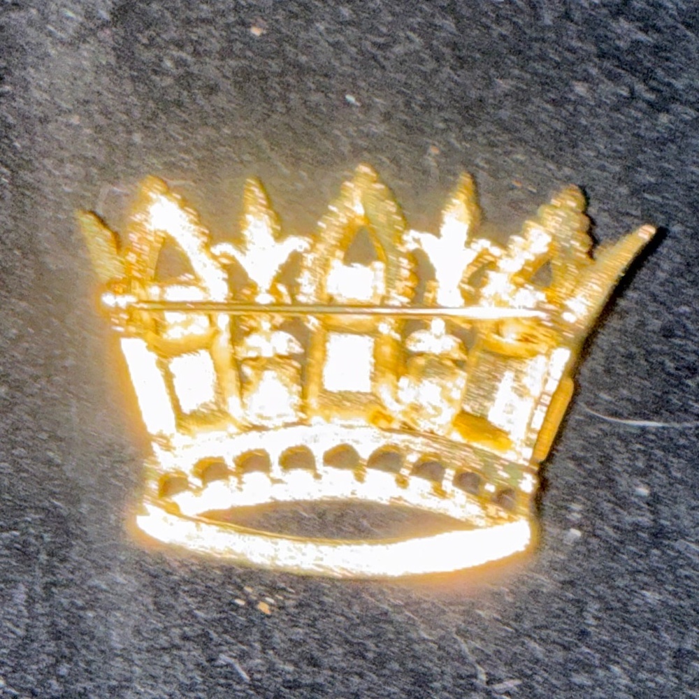 BEAUTIFUL IMITATION SAPPHIRE-CRUSTED CROWN BROOCH - Picture 2 of 2